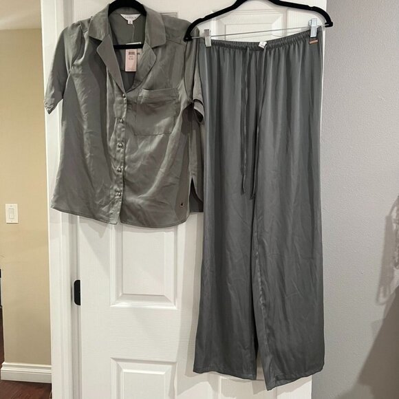 Danskin Gray Satin Short Sleeve Button Front Top Size Small NWT - Picture 4 of 5